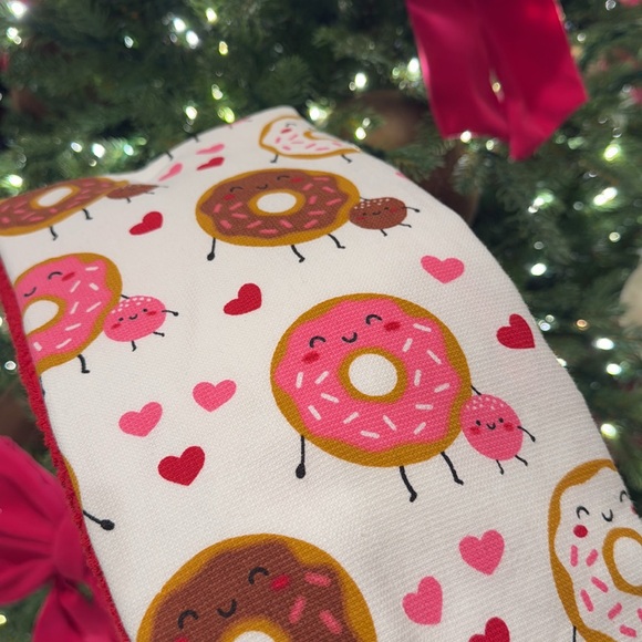 Deborah Connolly kitchen towels donuts Valentine’s Day 3 pack red - Picture 5 of 7
